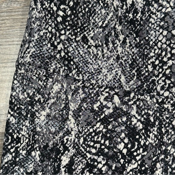 NWOT SPANX Faux Leather Snake Shine Grey Snakeskin Print Leggings 2X - Picture 5 of 12